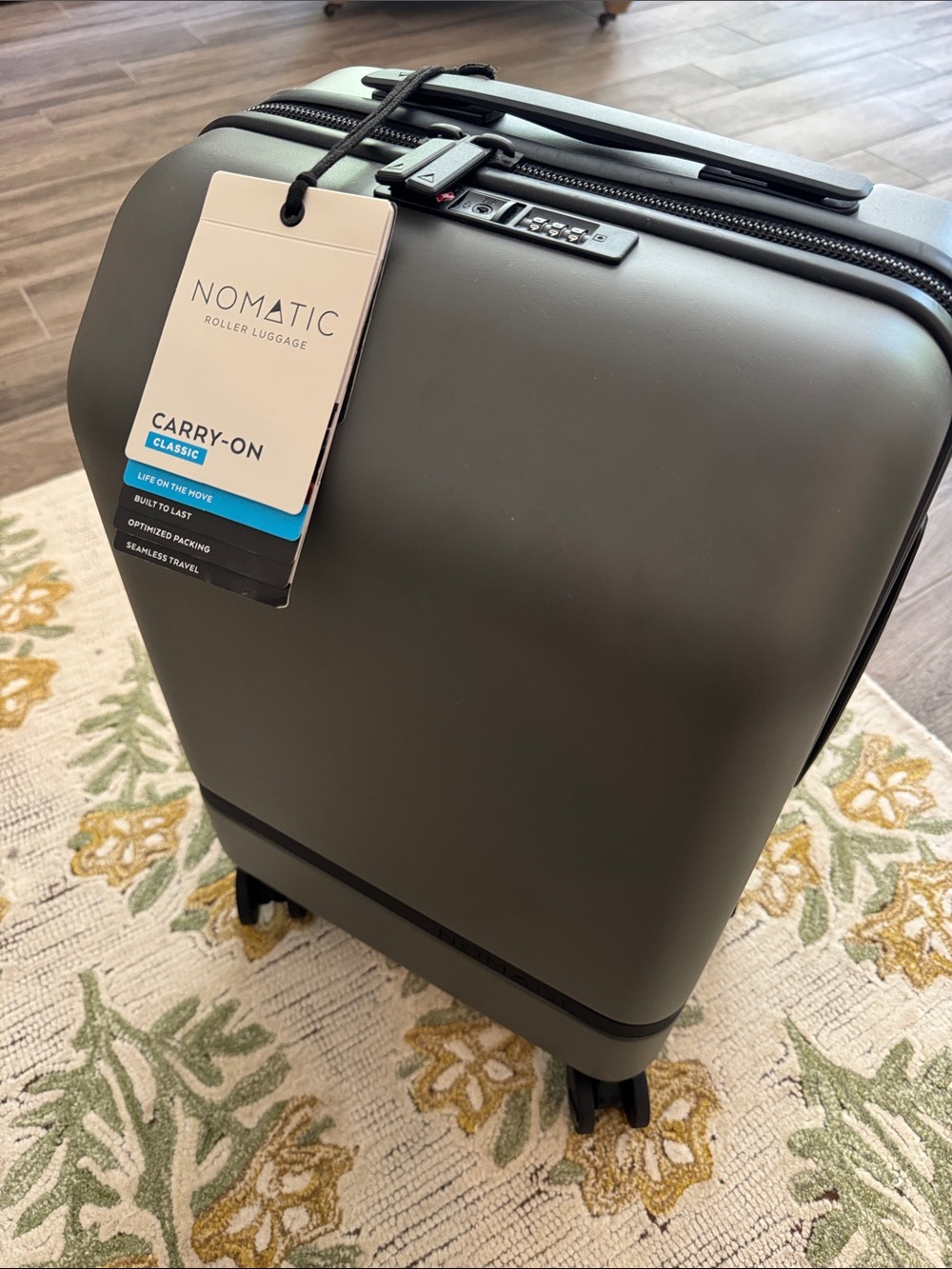 Nomatic Carry-On classic Spinner Luggage in olive green gray NWT 14x9x22”